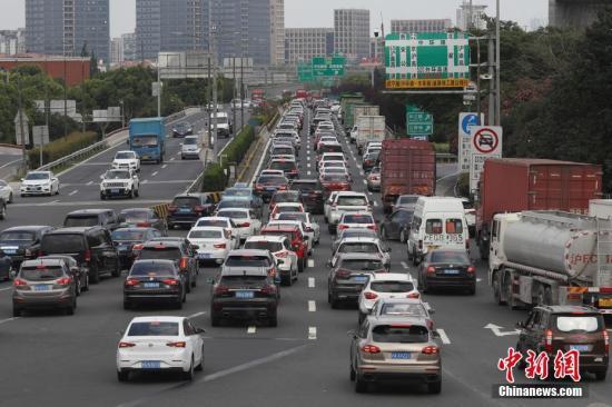 资料图：上海高速公路上的车流。张亨伟 摄